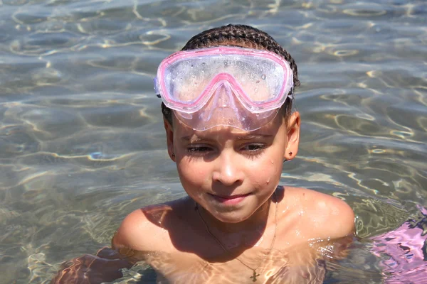 Letní pláž - krásná dívka potápěč v moři — Stock fotografie