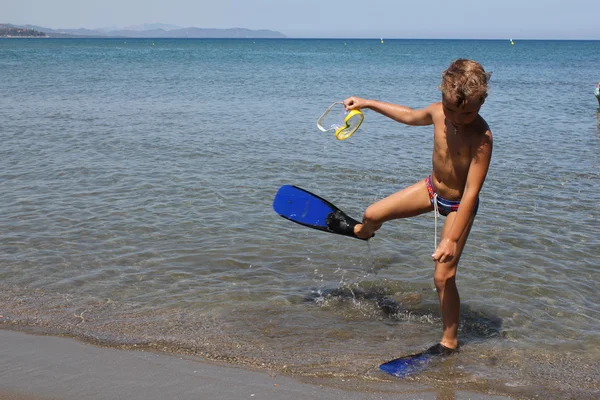 Ένα χαριτωμένο μικρό αγόρι που τη διασκέδαση στην παραλία — Φωτογραφία Αρχείου
