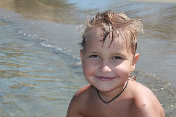 Грайливий хлопчик на пляжі — стокове фото