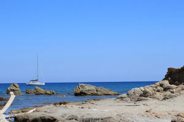 Σκάφος αγκυροβολημένο κοντά σε βραχώδη ακτή της Σαρδηνίας — Φωτογραφία Αρχείου