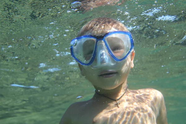 Plavání pod vodou s potápěčskou maskou — Stock fotografie
