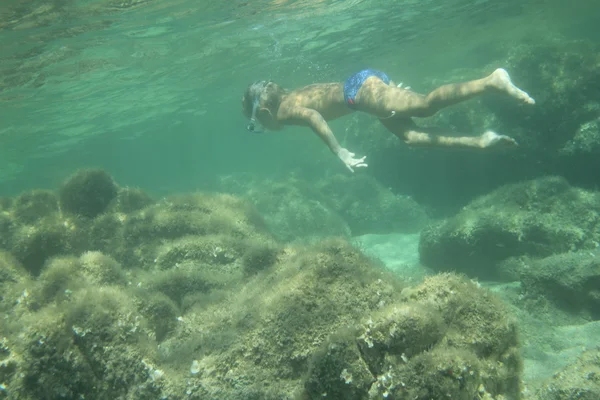 Schwimmen unter Wasser mit Tauchermaske — Stockfoto