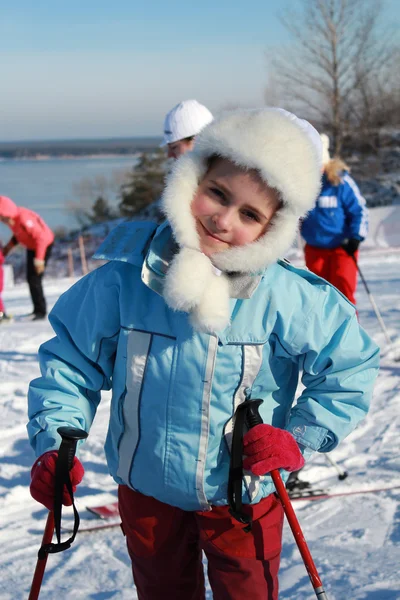 Winter, Ski - kleines Mädchen beim Skifahren — Stockfoto