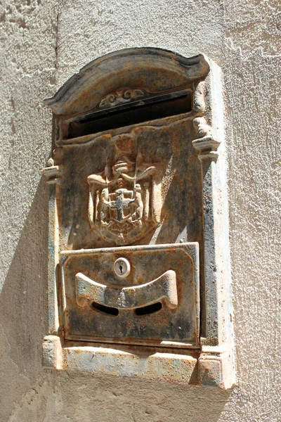 Eski posta kutusuyla duvardaki Castello (şehrin tarihi kısmı) çeyrek geçiyor. Cagliari Telifsiz Stok Fotoğraflar