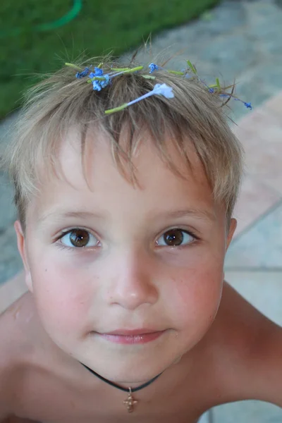 Porträt eines lächelnden Jungen Stockbild