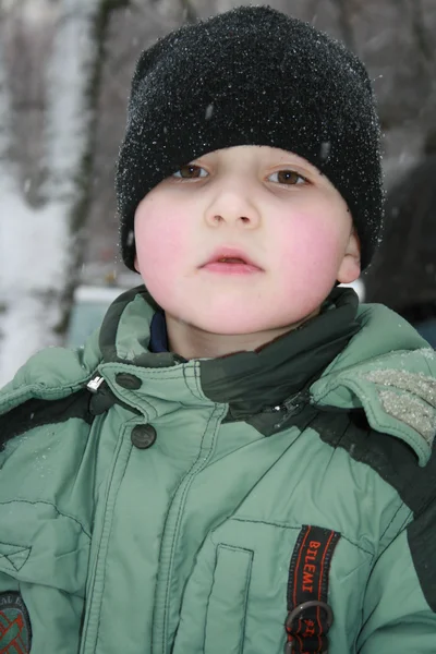 Зимовий портрет милого маленького хлопчика крупним планом Стокове Фото