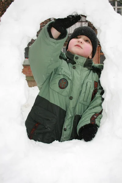 Winter Nahaufnahme Porträt eines niedlichen kleinen Jungen lizenzfreie Stockbilder