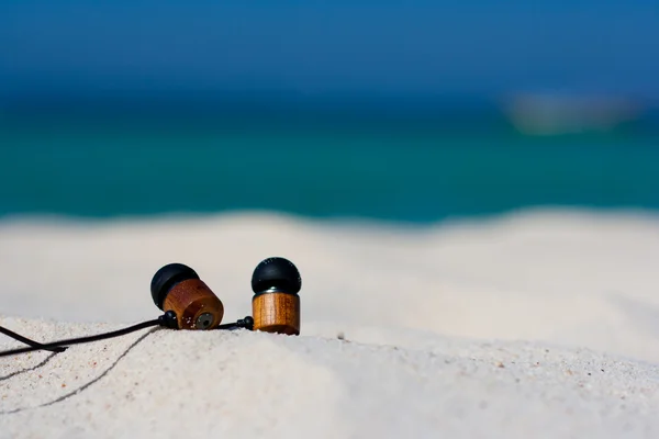Beach and tropical sea with headphones — Stock Photo, Image