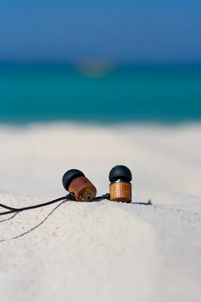 Beach and tropical sea with headphones — Stock Photo, Image
