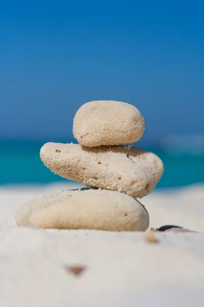 The Heap of stones against the sea — Stock Photo, Image