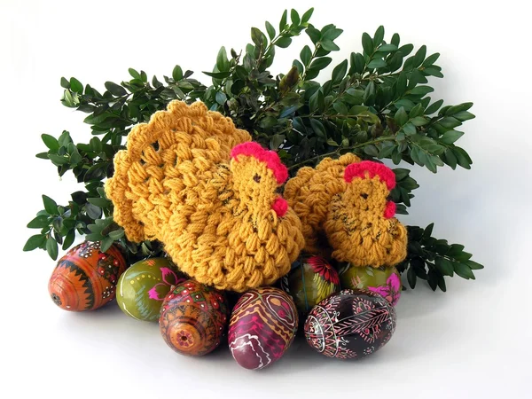 Wollen haakwerk gele pik en Pasen eieren als feestelijke decoratie — Stockfoto