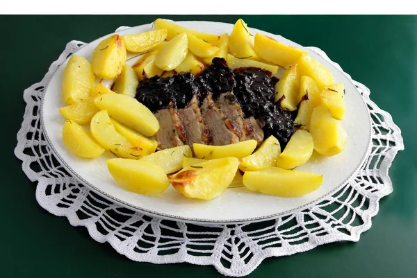 Duck's meat with blacberry jam and baked potatoes — Stock Photo, Image