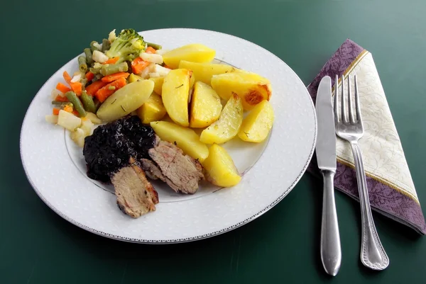 Carne de pato al horno con patatas, mermelada de mora y verduras para la cena o el almuerzo —  Fotos de Stock