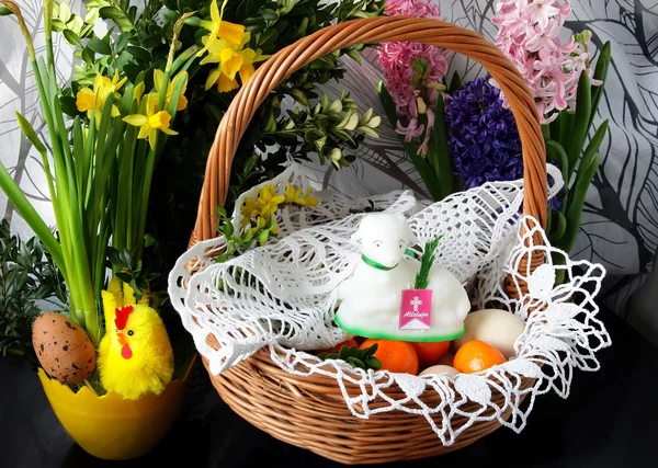 Kuzu ve kutsanmış yiyecek ile geleneksel Paskalya sepeti — Stok fotoğraf