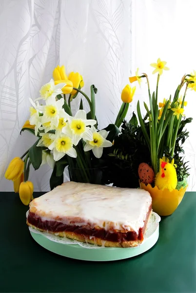 Mrożona ciasto owocowe na stole obchodzi Wielkanoc — Zdjęcie stockowe