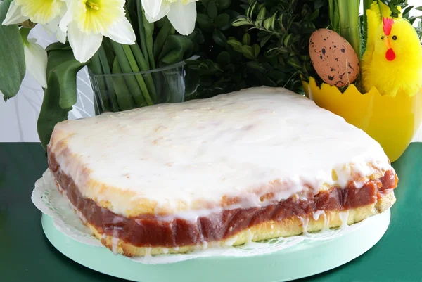 お祝いのアイス フルーツ ケーキとイースターのシンボル — ストック写真
