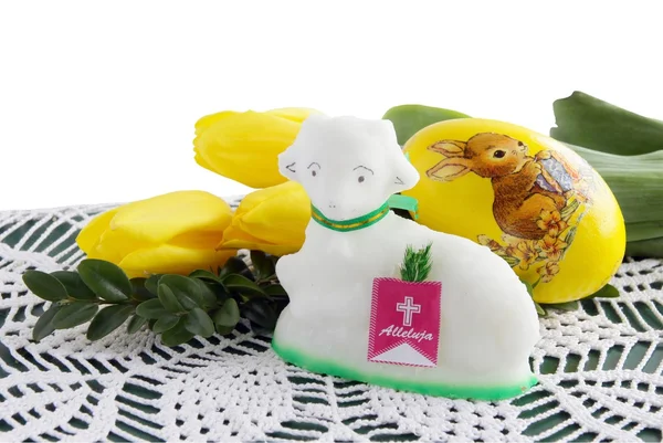 传统的糖羔羊、 郁金香和作为装饰的复活节彩蛋 — 图库照片