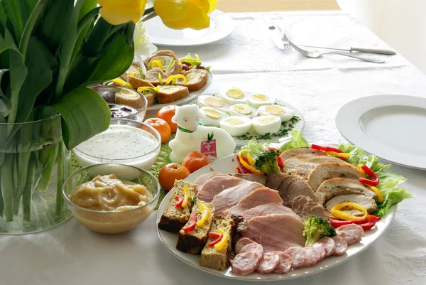 Comida abençoada na mesa de Páscoa festiva Fotografia De Stock