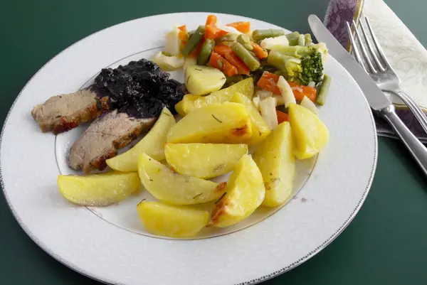 Carne de pato al horno con papas, mermelada de verduras y moras —  Fotos de Stock