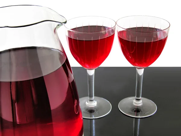 Rött vin i glas och kanna — Stockfoto