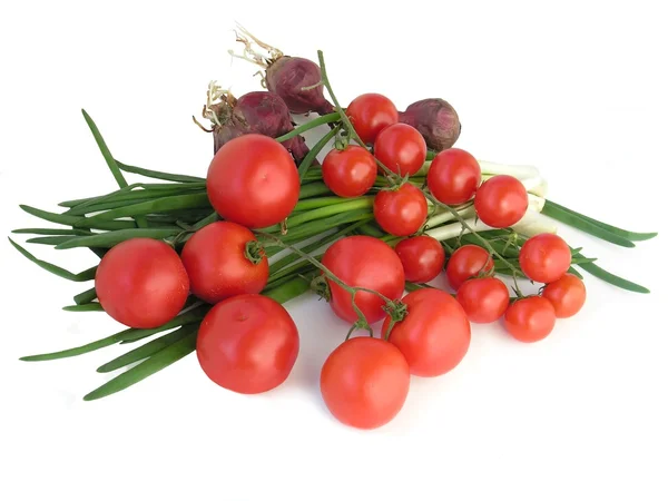 Tomates y cebollas con hojas verdes para ensalada —  Fotos de Stock