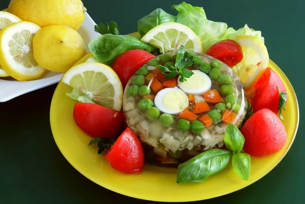 Gelatina con verdure, carne e uova a pranzo — Foto Stock