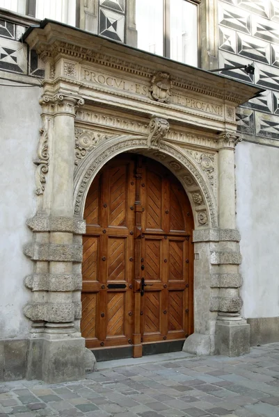 Porta decorativa da antiga casa renascentista em Cracóvia — Fotografia de Stock
