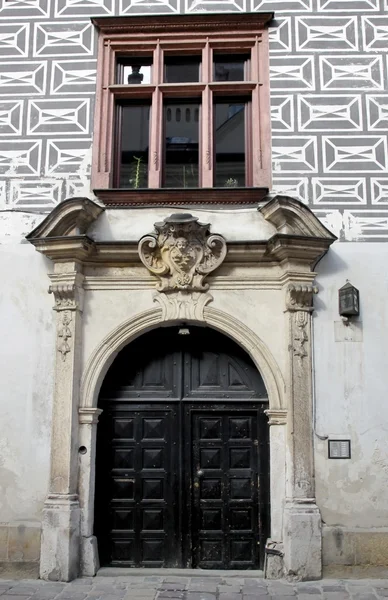 Decoratieve poort van oude huis in Krakau's kanonicza straat — Stockfoto