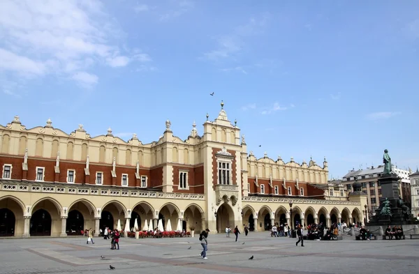 Praça do Mercado de Cracóvia com Pano Hall e monumento mickiewicz — Fotografia de Stock