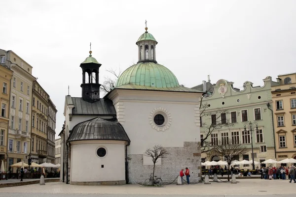 Gammalkatolska kyrkan av st.adalbert i krakow torget — Stockfoto
