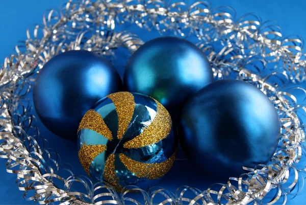 Синие глянцевые новогодние украшения — стоковое фото