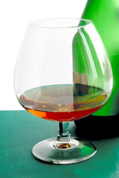 Glas en fles met brandy alcohol drinken — Stockfoto