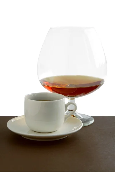Verre de boisson au brandy et tasse de café — Photo