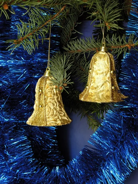 Золотой колокол в качестве рождественского украшения — стоковое фото