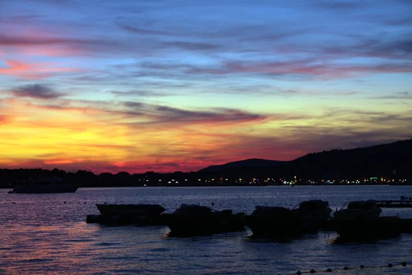 Colorstwo日落和多色天空后克罗地亚亚得里亚海海岸 — 图库照片