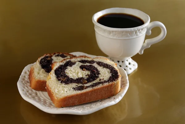 "ケシの種」ケーキとコーヒーカップ — ストック写真