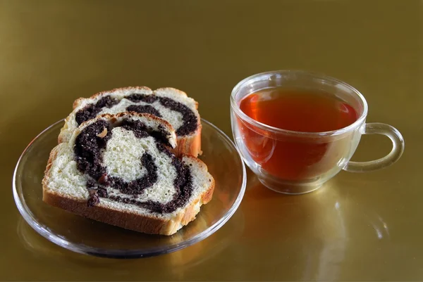 Tort de semințe de mac și ceașcă de ceai — Fotografie, imagine de stoc