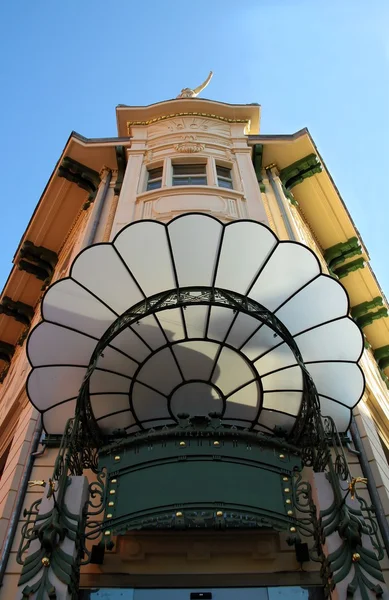Telhado de vidro decorativo sob portão de edifício em Liubliana — Fotografia de Stock