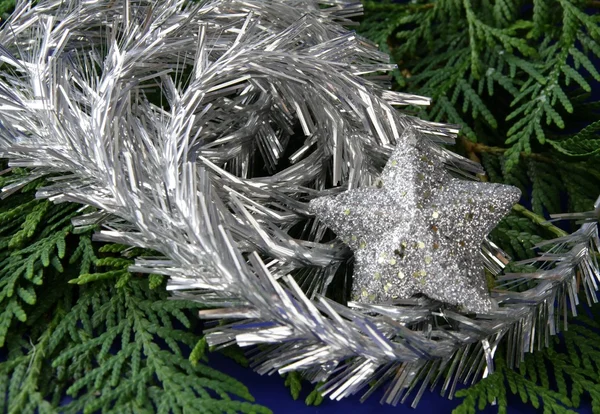 Zilveren decoraties op kerstboom — Stockfoto