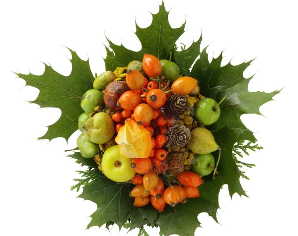 Осенний букет с листьями красного дуба и различными фруктами — стоковое фото