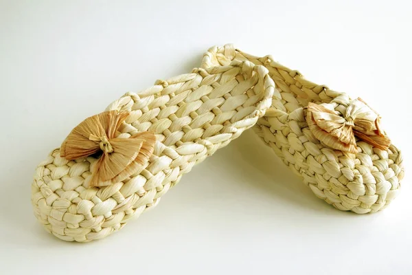Ručně vyráběné kukuřice sušené slámy boty — Stock fotografie