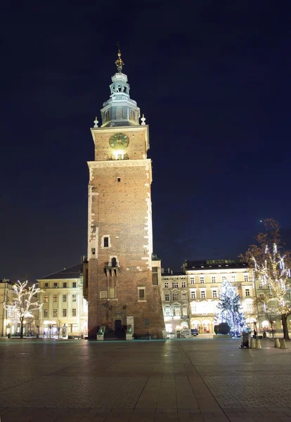 Toren van het stadhuis en kerstboom in Krakau — Stockfoto