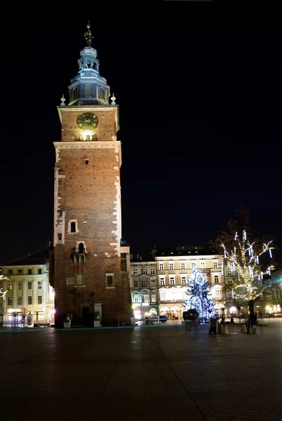 Torre da Câmara Municipal em Cracóvia à noite — Fotografia de Stock