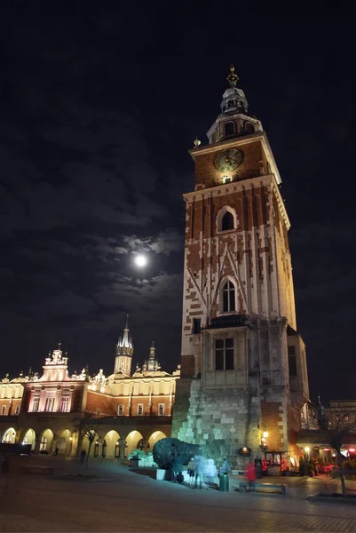 Tour de l'Hôtel de Ville, Salle de tissu Notre-Marie Churxch à Cracovie la nuit — Photo