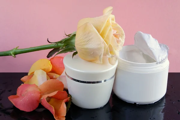 Crèmes et roses cosmétiques — Photo