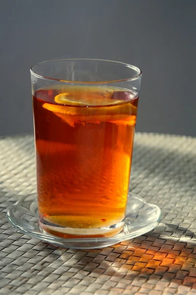Bicchiere di tè d'oro caldo — Foto Stock