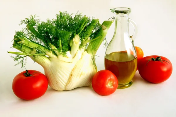 Fänkål, olja och röda tomater för välsmakande sallad — Stockfoto