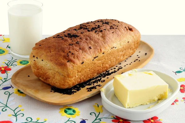 Pan, mantequilla y leche para el desayuno — Foto de Stock