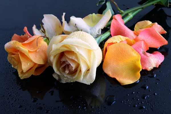 Розовые розы на черном столе — стоковое фото