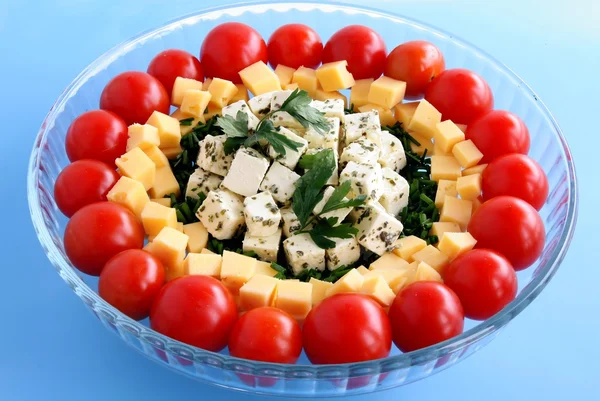 Tomates vermelhos de cereja com queijos como salada saborosa e colorida — Fotografia de Stock